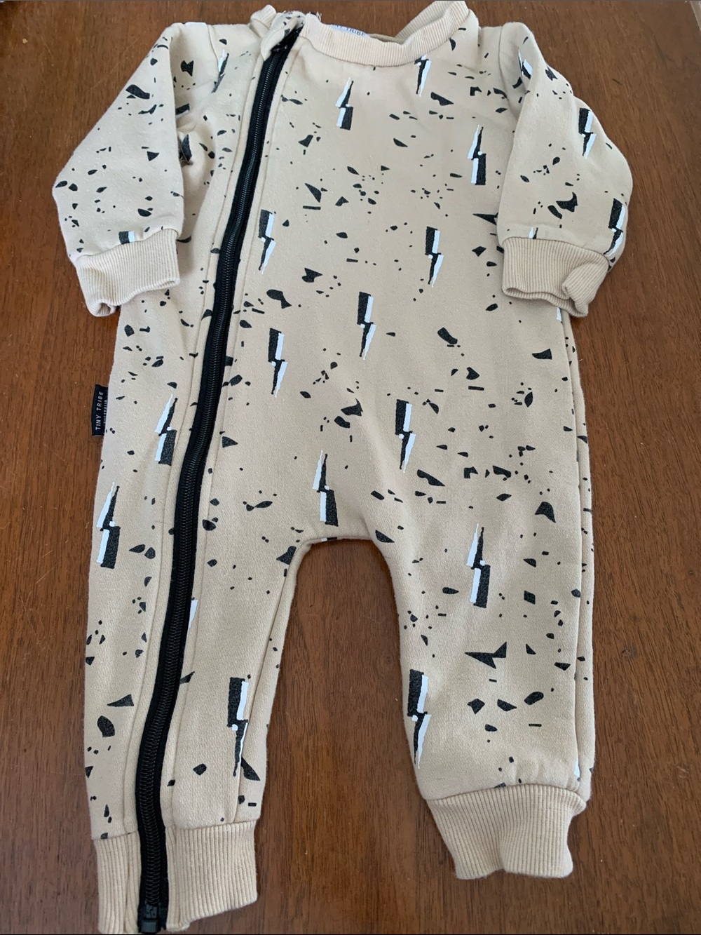 🫐3/$30 Tiny Tribe Beige Lightning-Print Zip Romper for Baby size 6-9m